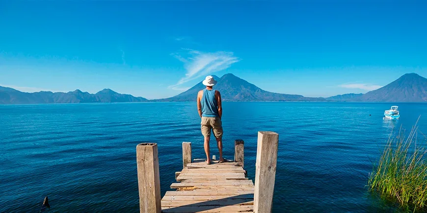 Mann blickt auf den Atitlán-See in Guatemala
