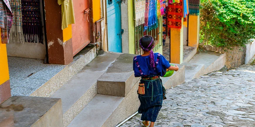 Maya-Frau, die eine Straße in Panajachel, Guatemala, entlanggeht