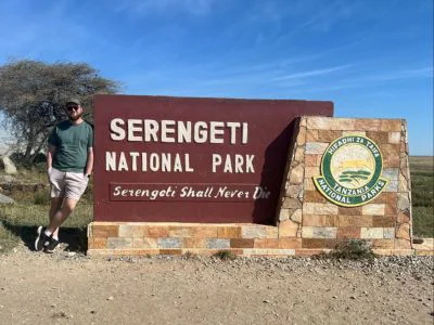 Liam am Eingang zur Serengeti