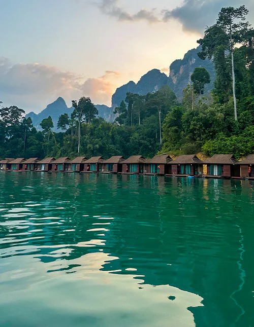 Schwimmende Bungalows auf einem smaragdgrünen See in Thailand