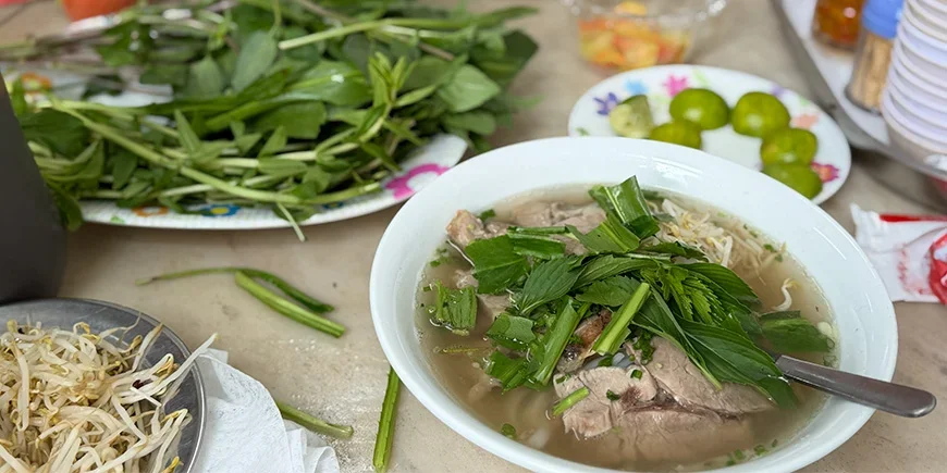 Pho mit Kräutern in einem Restaurant in Vietnam