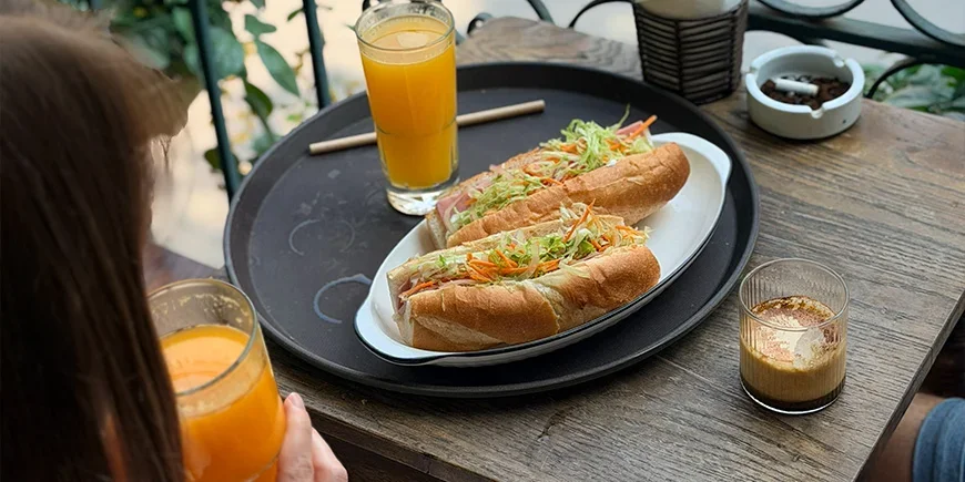 Banh Mi – vietnamesisches Sandwich – serviert in einem vietnamesischen Café
