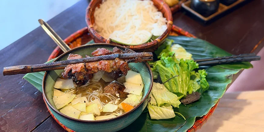 Bún Chả, serviert in einem Restaurant in Hanoi