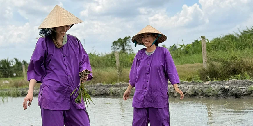 Iida von TourCompass und eine Vietnamesin in unserem sozialen Nachhaltigkeitsprojekt in Vinh Long
