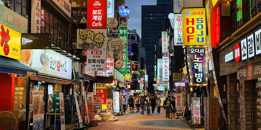 Neonschilder in Myeongdong in Seoul, Südkorea