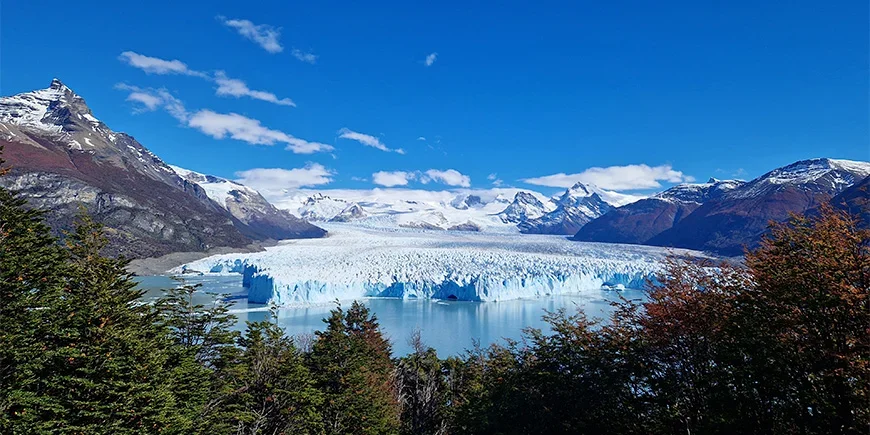 Blauer Himmel über dem Perito-Moreno-Gletscher im Nationalpark Los Glaciares, Argentinien