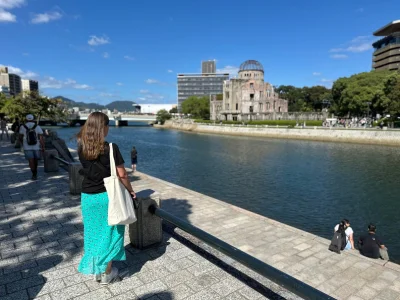 Frau betrachtet die Atombombenkuppel in Hiroshima, Japan