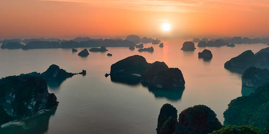 Bai tu Long-Bucht bei Sonnenuntergang