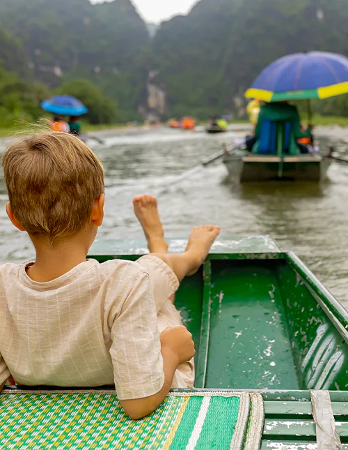 Ein Kind genießt eine Bootsfahrt in Ninh Binh, Vietnam
