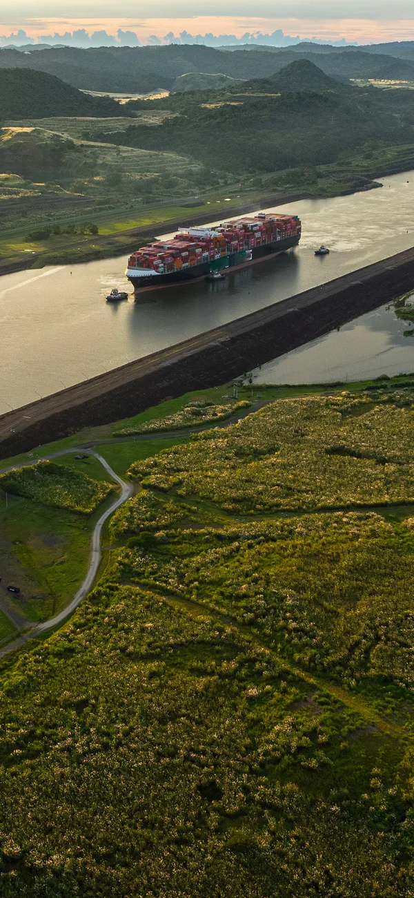 Sonnenuntergang über den Miraflores-Schleusen am Panamakanal