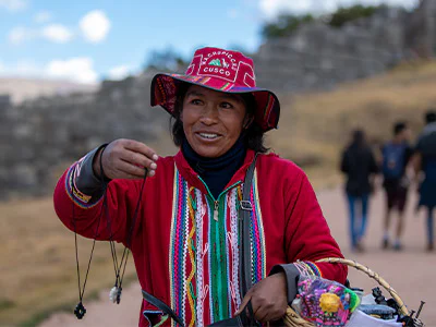 Einheimische Frau in Cusco, Peru, die handgefertigten Schmuck verkauft