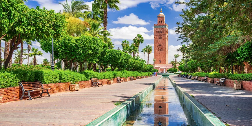 Blauer Himmel über dem Koutoubia-Minarett in Marrakesch in Marokko