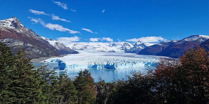 Blauer Himmel über dem Perito-Moreno-Gletscher in Patagonien in Argentinien