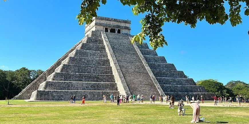Sonniger Tag bei Chichén Itzá in Mexiko