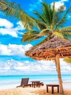 Tropischer Strand in Mombasa mit Palmen und türkisfarbenem Wasser