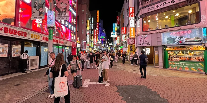 TourCompass-Mitarbeiter erkundet die Umgebung von Shibuya