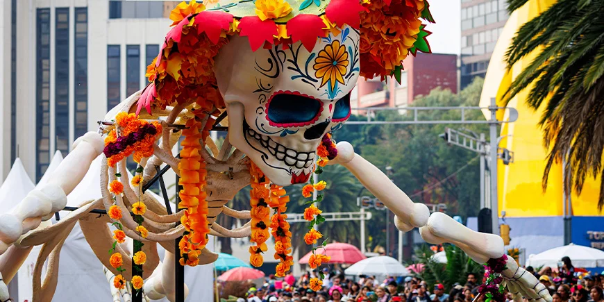 Großes Skelett, das anlässlich der Parade zum Tag der Toten in Mexiko-Stadt mit Blumen geschmückt ist