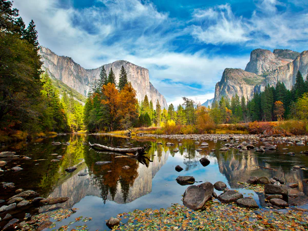 El Capitan und der Merced River im Yosemite-Nationalpark, bedeckt von Herbstfarben