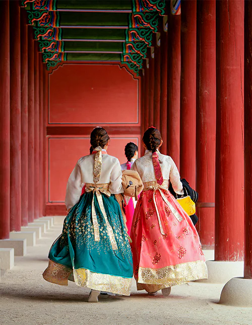 Mädchen in Hanbok-Kleidern in Seoul, Südkorea