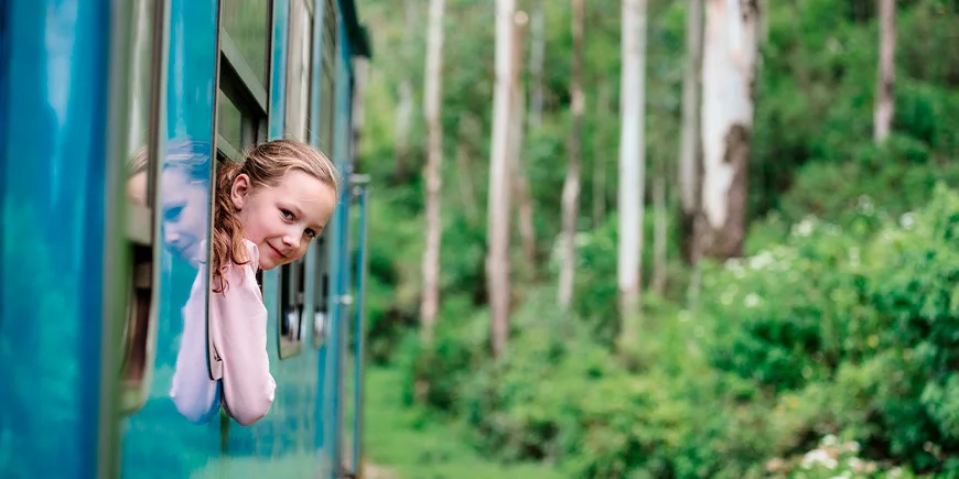 Mädchen im Zug von Ella nach Kandy in Sri Lanka