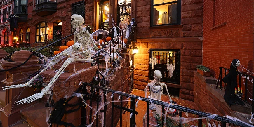 Mit Skeletten für Halloween geschmücktes Haus in New York