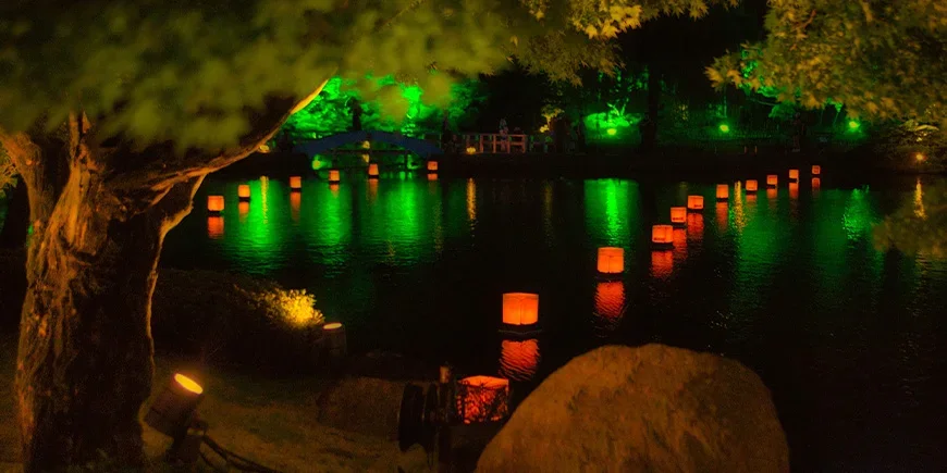 Laternen auf dem Wasser während des Obon-Fests in Japan