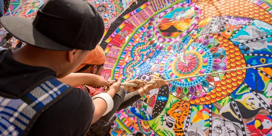Zwei Männer bauen während eines Festivals in Guatemala riesige Drachen