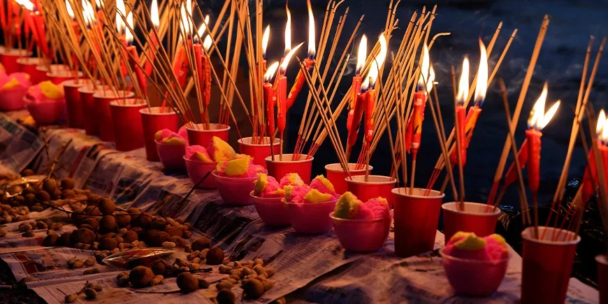 Räucherstäbchen und Geistergeld werden während des Fests der hungrigen Geister in China verbrannt