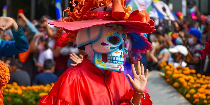 Person in Kostüm bei einer Parade zum Tag der Toten in Mexiko