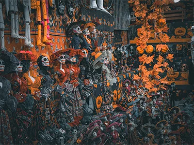 Ausstellung mit orange-schwarz gekleideten Skeletten