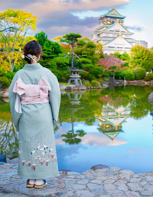 Japanerin vor dem Osaka-Schloss