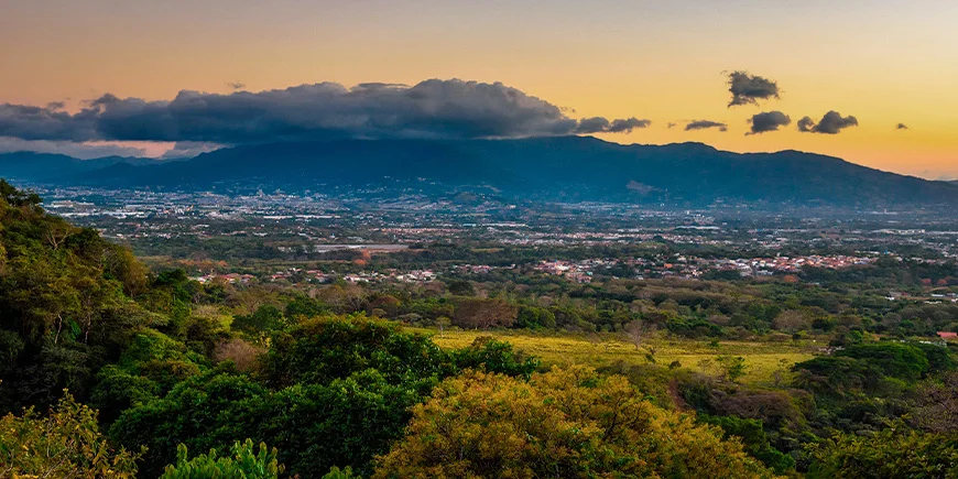 Blick über das Zentraltal und San José bei Sonnenuntergang