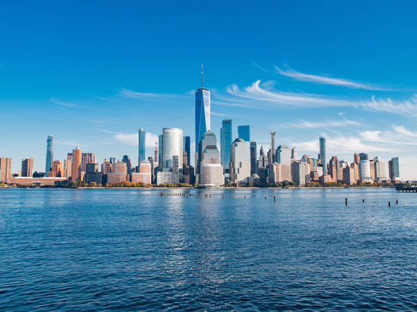 New Yorks Skyline an einem wolkenlosen Tag
