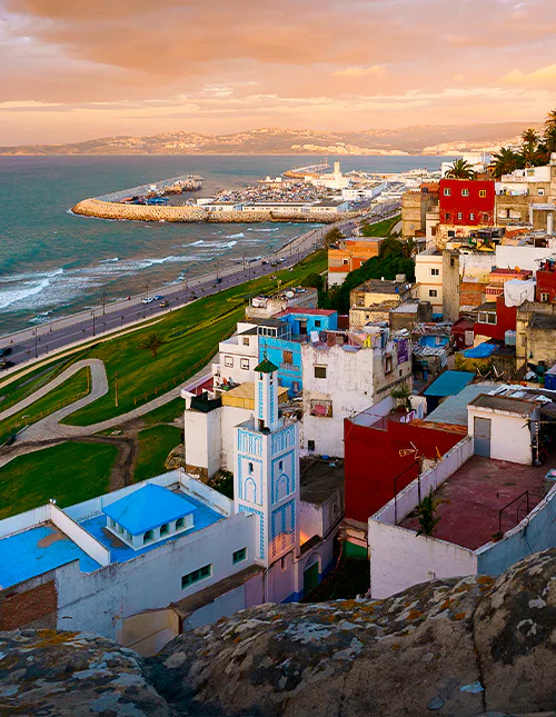 Ein wunderschöner Blick auf die marokkanische Stadt Tanger in Richtung Strand bei Sonnenuntergang