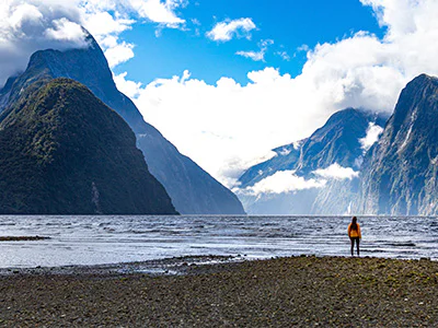 Frauen blicken über den Milford Sound