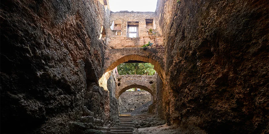 Treppen aus den Höhlen von Fort Jesus in Mombasa