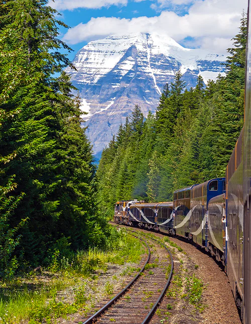 Der Gipfel des Mount Robson im Sommer, gesehen vom Zug Rocky Mountaineer aus
