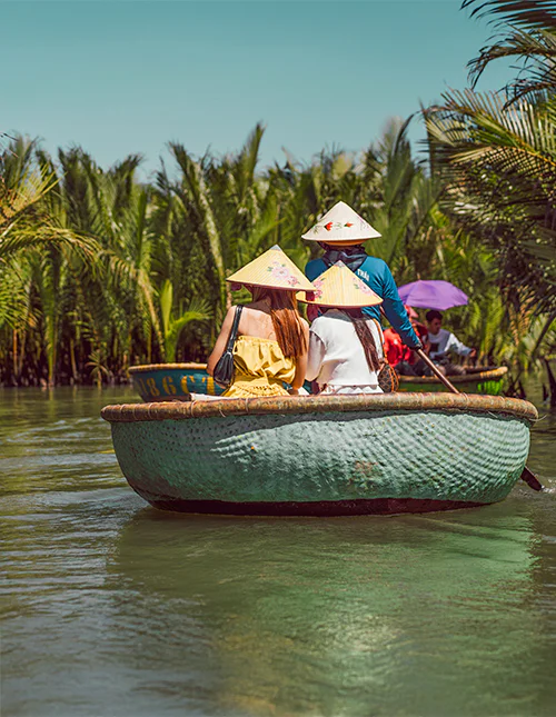 Bootsfahrt in einem traditionellen runden Bambusboot in Hoi An, Vietnam
