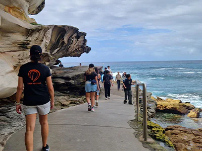 Christina, Product Manager bei TourCompass, wandert auf dem Küstenweg von Coogee zum Bondi Beach