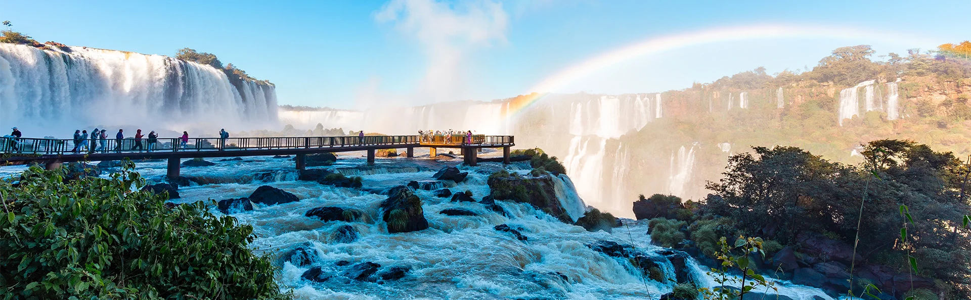 Steg auf der argentinischen Seite der Iguazú-Wasserfälle