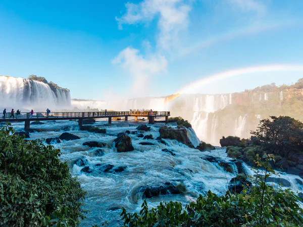 Steg auf der argentinischen Seite der Iguazú-Wasserfälle an einem sonnigen Tag
