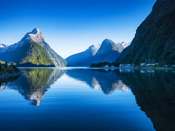 Klarer, blauer Himmel am Milford Sound in Neuseeland