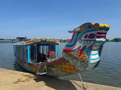 Drachenboot auf dem Parfümfluss in Hué