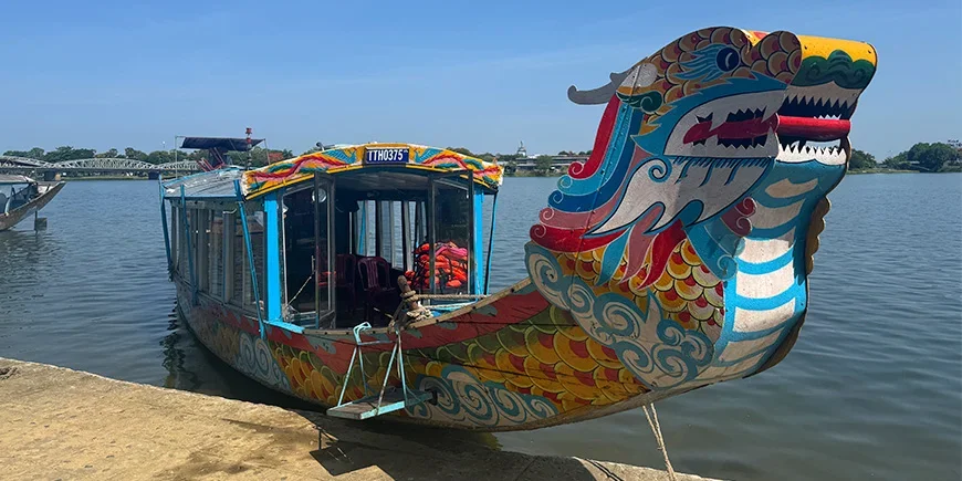 Drachenboot auf dem Parfümfluss in Hué