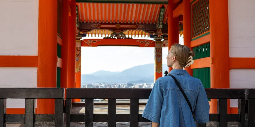 Iida von TourCompass besucht den Kiyomizu-dera in Kyoto