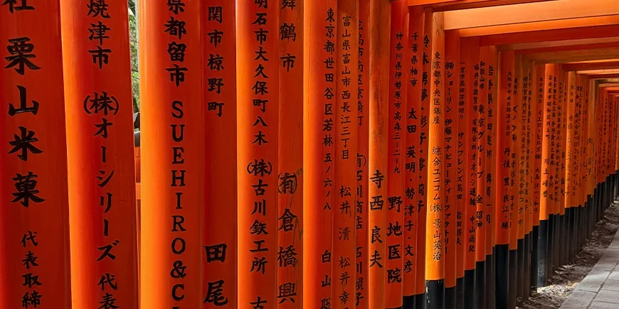 Die roten Torii-Tore am Fushimi Inari in Kyoto, Japan.
