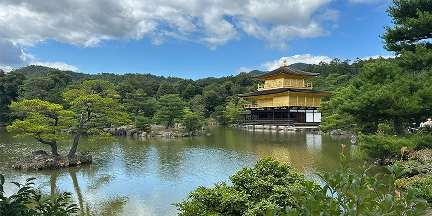 Der Goldene Pavillon Kinkaku-ji an einem sonnigen Tag in Kioto