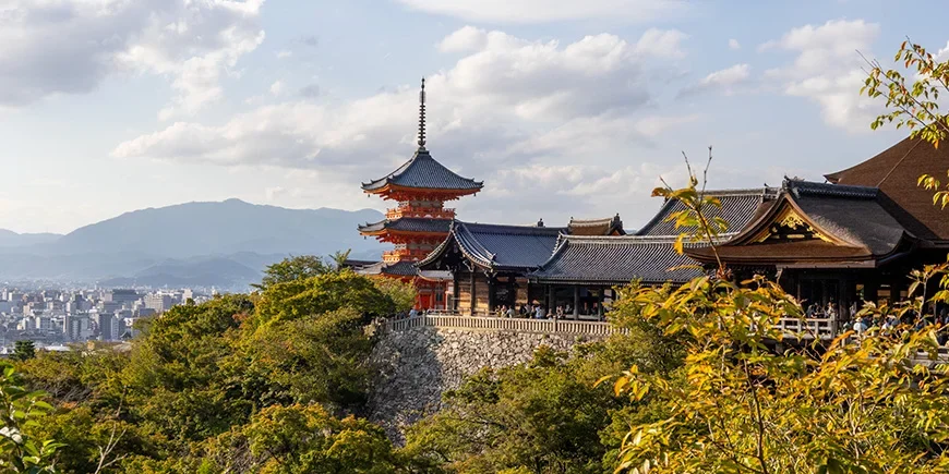 Blick auf den wunderschönen Kiyomizu-dera-Tempel und Kyoto
