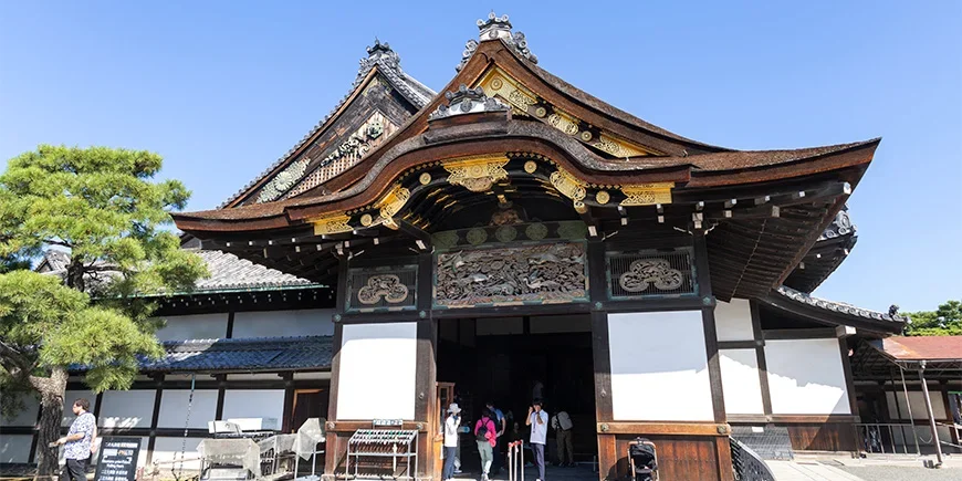 Burg Nijō in Kioto unter blauem Himmel