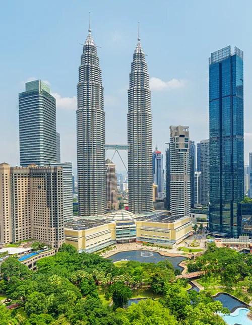 Blick auf den KLCC Park und die Skyline von Kuala Lumpur, Malaysia.
